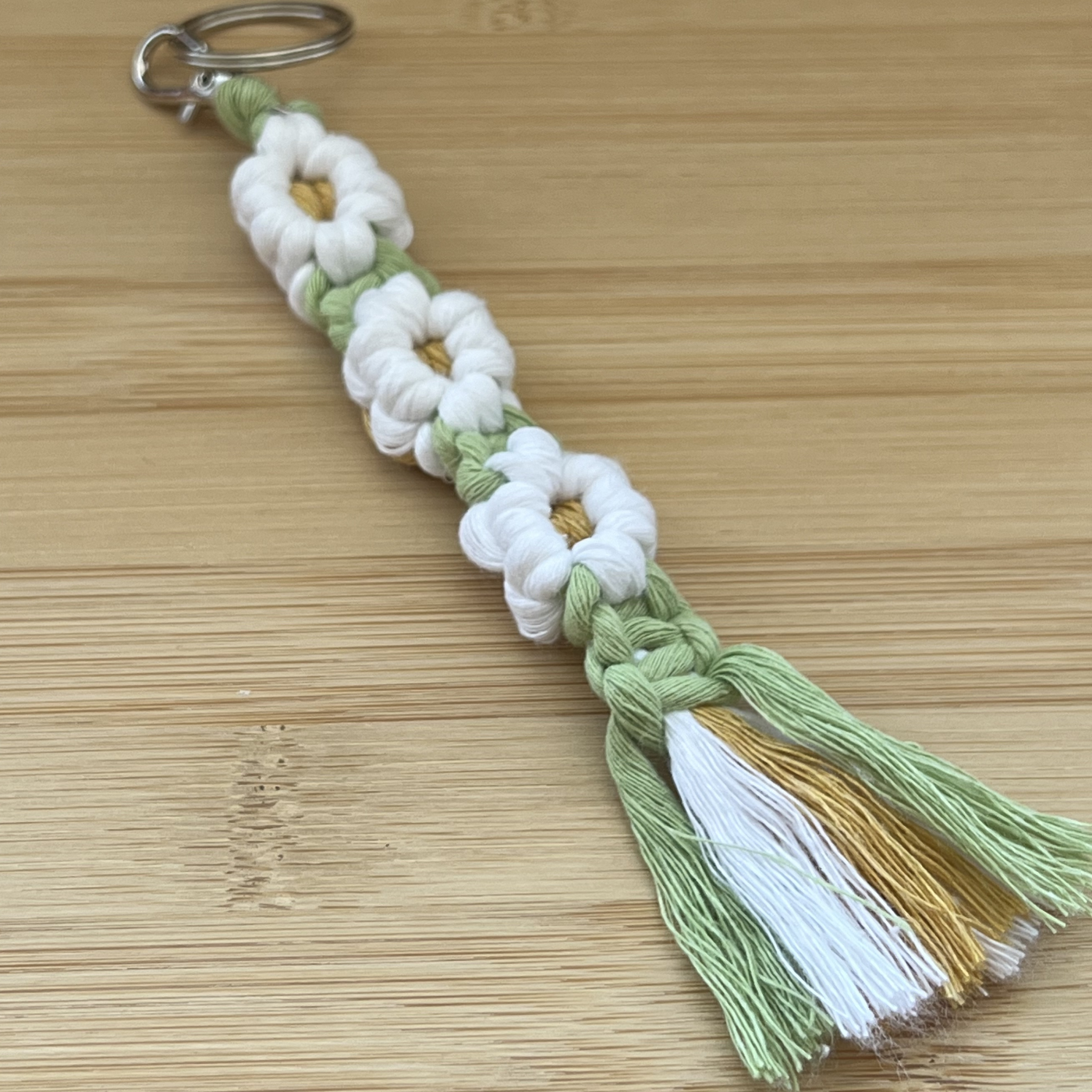 🌼 Macramé Daisy Keychain