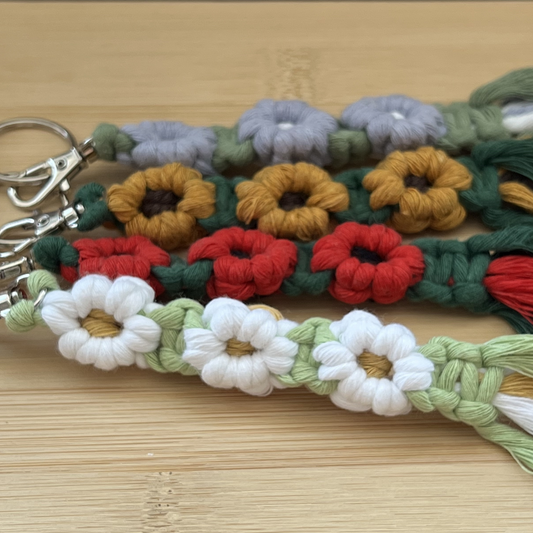 🌼 Macramé Daisy Keychain